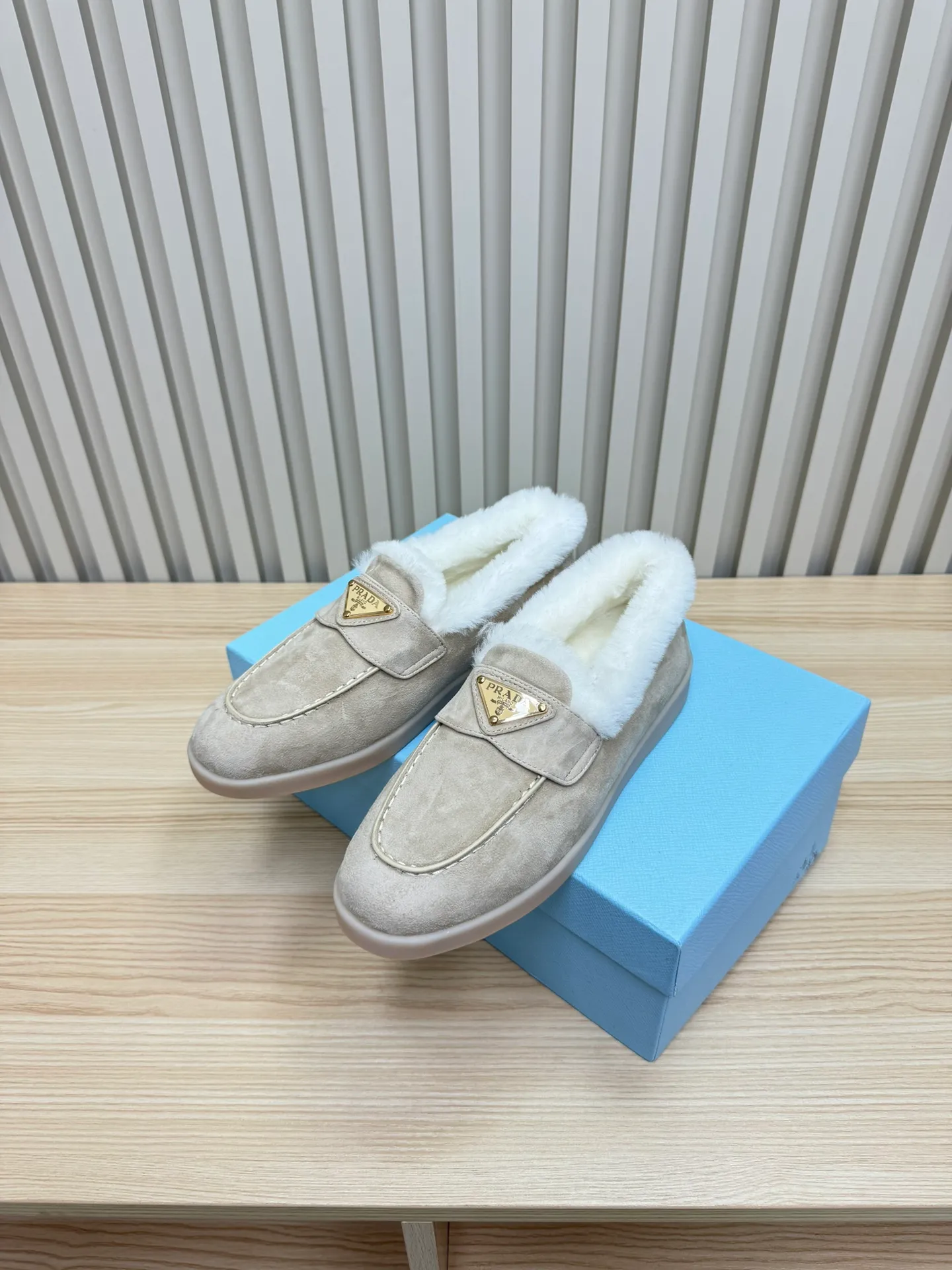 p580 Prada couple loafers｜Winter warmth and good looks at the same time online❄️👫 This is the C position of the shoe cabinet this autumn and winter! Prada's new couple's loafers are high-end yet still stylish~ ✨Imported frosted cowhide fabric, exquisite texture and high-end at first glance 🐑Australian imported sheepskin fur integrated lining, maximum warmth retention! It is also super warm to wear in winter in the north. 🔺The classic triangle logo embellishes the upper, which is simple and elegant, with perfect recognition. 💯Original TPU absorbent film outsole, non-slip, wear-resistant and durable. A must-have item for couples to go out on the street! The upper foot instantly enhances the overall outfit level, whether it is paired with a coat or a down jacket, it looks great ~ #Prada Loafers #coupleshoesrecommend #wintermusthaveshoes #luxurywear Outfit Fabric: Imported two-layer frosted cowhide Lining: Sheepskin imported from Australia One piece Outsole: Original Tpu absorbent film outsole Female size: 35~41 (customized in 41) Male size: 39~45 (customized in 45)